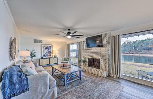 Lakeland House | Waterfront Home with Dock Less Than 3 Mi to Oaklawn Racing!