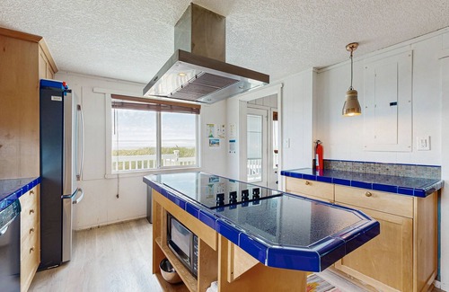 Cape Meares House | Waterfront house with ocean views & gorgeous sunsets - dog-friendly
