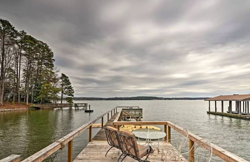 Terrell Apartment | Waterfront! Lake Norman Couples Getaway - One Bedroom Apt.