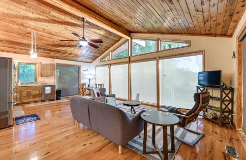 Lancaster House | Waterfront Lancaster Cabin about 10 Mi to Kilmarnock!