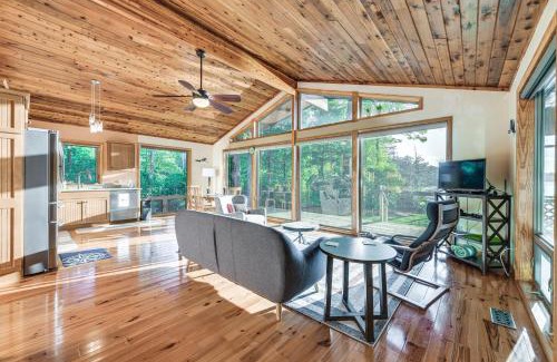 Lancaster House | Waterfront Lancaster Cabin about 10 Mi to Kilmarnock!