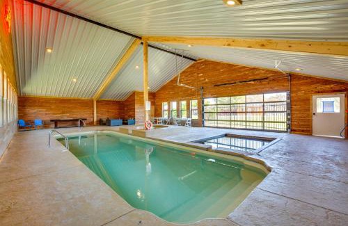 Quinlan House | Waterfront Lodge on Lake Tawakoni Group Getaway!