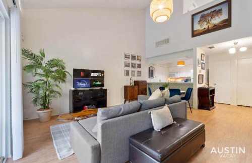 Riverside Apartment | Waterfront Loft w Park View with Pool and Dock Access