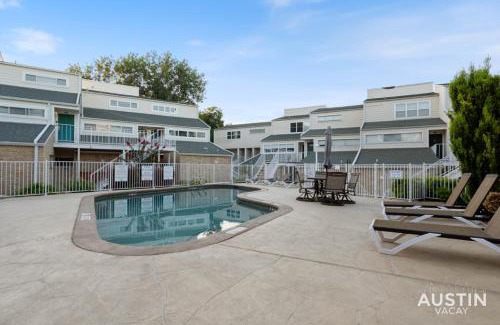 Riverside Apartment | Waterfront Loft w Park View with Pool and Dock Access