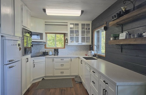 Armour Cottage | Waterfront Muskoka Escape with Small Beach & Private Dock for Swimming