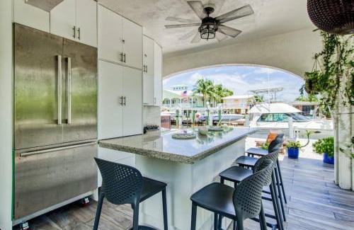 Twin Lakes Apartment | Waterfront Oasis with hot tub