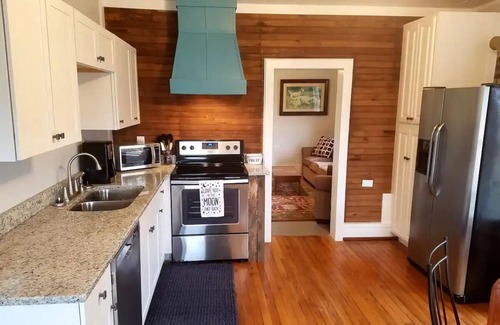 Dover Cottage | Waterfront Private Retreat - Near Downtown