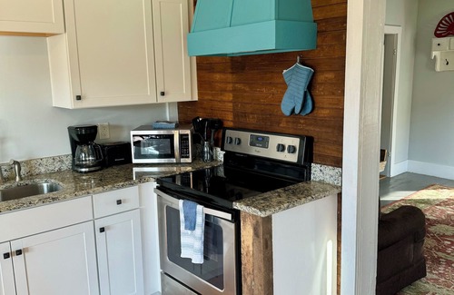 Dover Cottage | Waterfront Private Retreat - Near Downtown