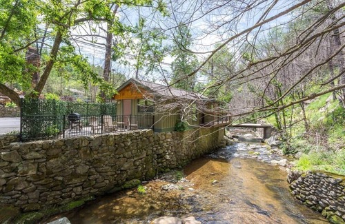 Gatlinburg Cabin | Waterfront/See And Hear Rushing Water/Hot Tub/.9 Miles 2 Downtown Gatlinburg