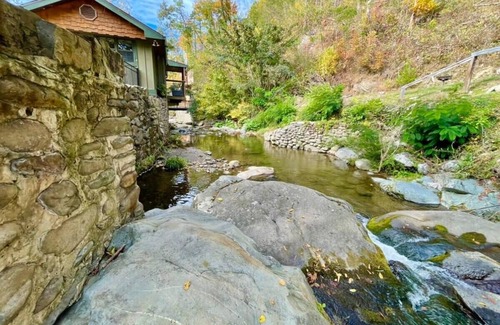 Gatlinburg Cabin | Waterfront/See And Hear Rushing Water/Hot Tub/.9 Miles 2 Downtown Gatlinburg
