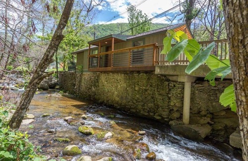 Gatlinburg Cabin | Waterfront/See And Hear Rushing Water/Hot Tub/.9 Miles 2 Downtown Gatlinburg