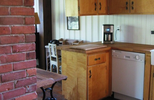 Scotia Cottage | Waterfront! Sleeps six, minutes from Huntsville, sandy beach, rustic charm!
