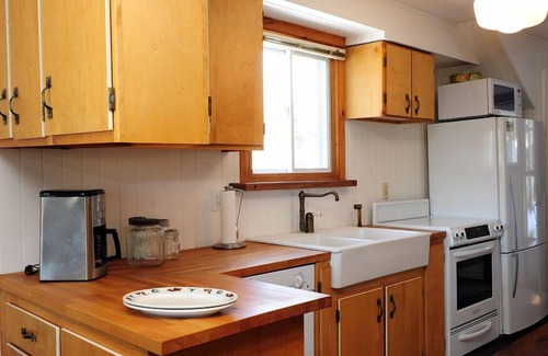 Scotia Cottage | Waterfront! Sleeps six, minutes from Huntsville, sandy beach, rustic charm!