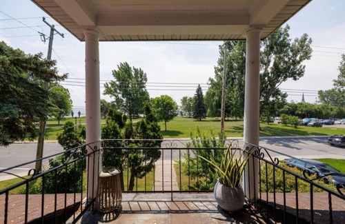 Pointe Claire House | Waterfront Spacious 4-bedroom house with WiFi and AC in gorgeous Pointe-Claire