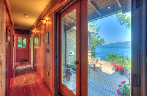 Olga House | Waterfront *Spectacular Million Dollar Views* Seacliff Cottage