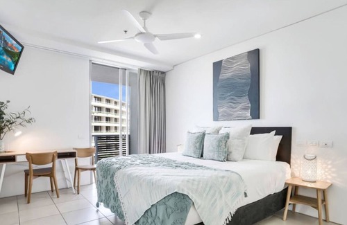Cairns Central Business District Hotel | Waterfront Studio with Stunning Marina Views & Rooftop Pool