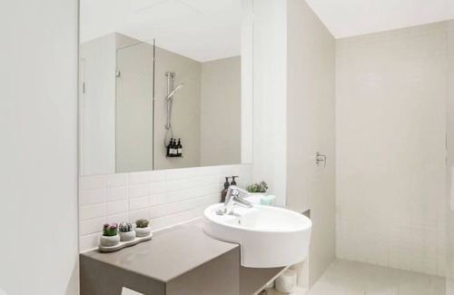 Cairns Central Business District Hotel | Waterfront Studio with Stunning Marina Views & Rooftop Pool