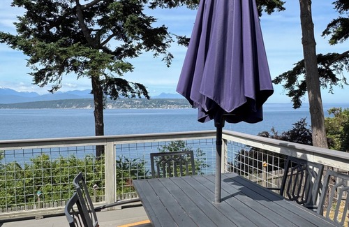 Adelma Beach House | Waterfront, Sunsets and Mountains - we accept pets!