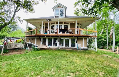 Bainbridge Island House | Waterfront very rustic FarmhousenIf you like simple and big space