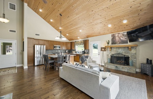 Gainesville House | Waterfront with an easy walk to party dock and pet friendly home on Lake Lanier