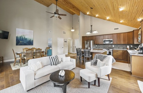 Gainesville House | Waterfront with an easy walk to party dock and pet friendly home on Lake Lanier