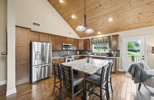 Gainesville House | Waterfront with an easy walk to party dock and pet friendly home on Lake Lanier