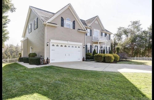 Livingston House | Waterview Lake Anna home, boat slip, beach, fire pit, 1-acre, deck