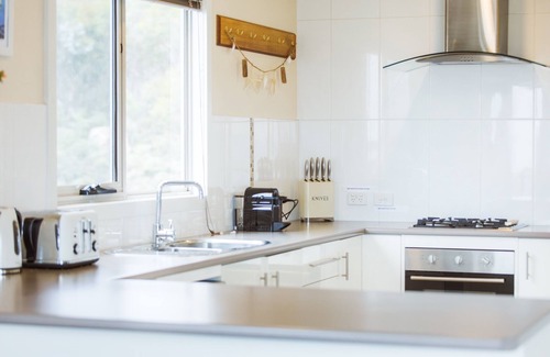Bicheno House | WATERVIEW VILLA, walk to REDBILL beach, VIEWS , NETFLIX