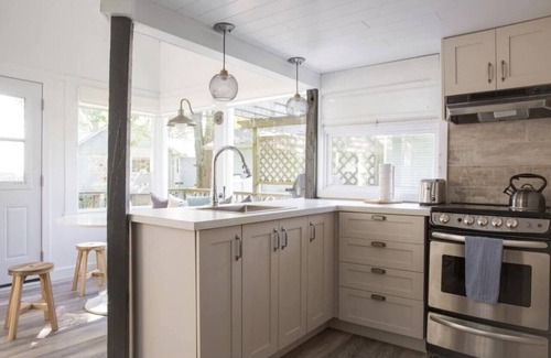 Waupoos House | Waupoos Commons - Beach Front Chalet