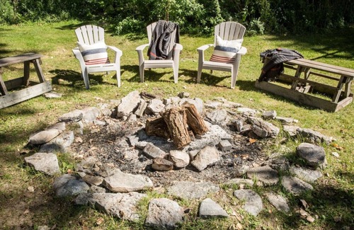 Waupoos House | Waupoos Commons - Beach Front Chalet