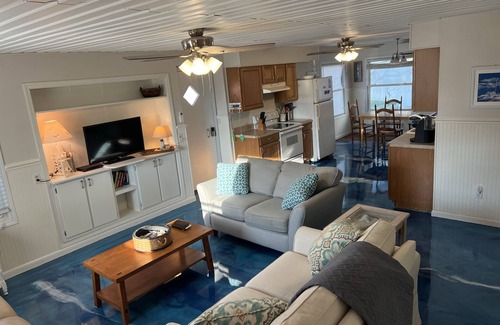 Yaupon Beach Cottage | WAVE SHACK- Steps to the Sand and Ocean views
