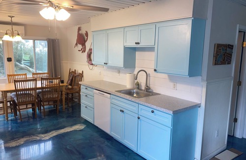 Yaupon Beach Cottage | WAVE SHACK- Steps to the Sand and Ocean views
