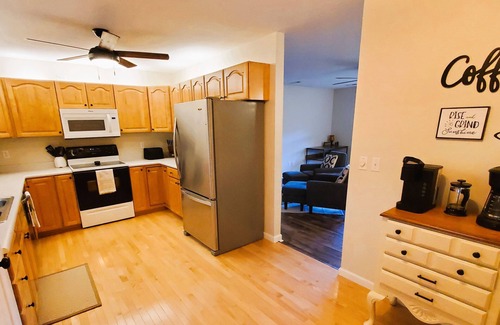 Wears Valley Cabin | WEARS VALLEY Getaway ~ 3/3 ~ EZ Access ~ GameRm ~ VIEWS ~ Firepit/Yard ~ Dogs OK