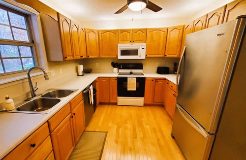 Wears Valley Cabin | WEARS VALLEY Getaway ~ 3/3 ~ EZ Access ~ GameRm ~ VIEWS ~ Firepit/Yard ~ Dogs OK