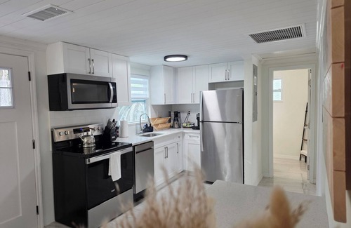 Weeki Wachee Gardens House | Weeki Palace w/Backyard Escape & River Access!