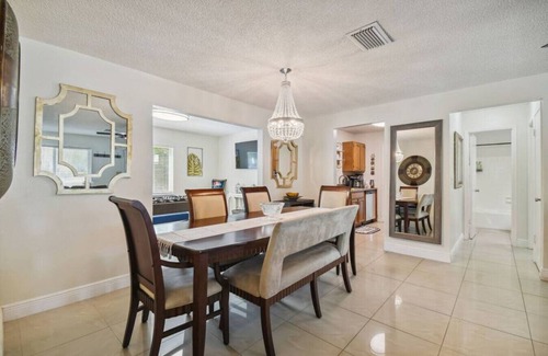 Spring Hill House | Weeki Wachee Getaway | King Bed & Huge Yard