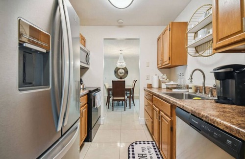 Spring Hill House | Weeki Wachee Getaway | King Bed & Huge Yard