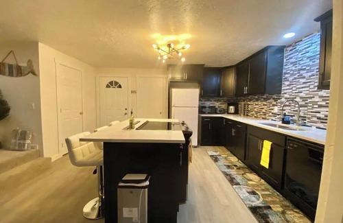 Thurston Apartment | WELCOME TO DEWEY DUCK HOUSE-B! 2BR & 2BA 6-Guests