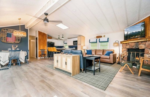 Mountainside House | Welcome to Lakeski Lodge! Lake and Mountain View! Lake access and private dock!