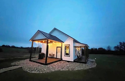 Seneca Cottage | Welcome to Savannah's Cottage, a charming picturesque location nestled in the heart of farming co.