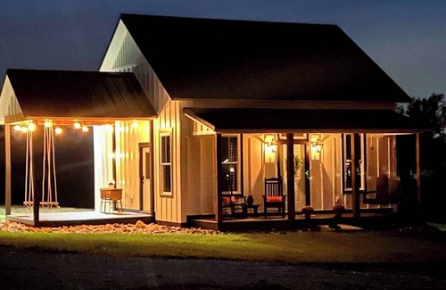 Seneca Cottage | Welcome to Savannah's Cottage, a charming picturesque location nestled in the heart of farming co.