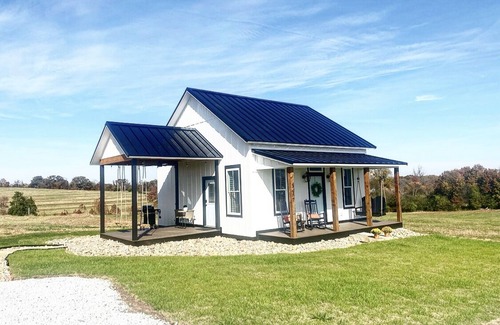 Seneca Cottage | Welcome to Savannah's Cottage, a charming picturesque location nestled in the heart of farming co.