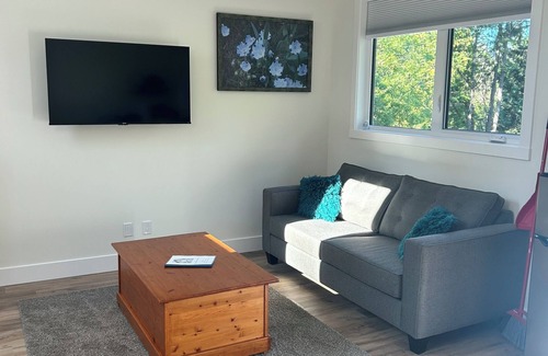 Cobble Hill Apartment | Welcome to The Ferns in Cobble Hill! Quiet, clean and functional bachelor suite.