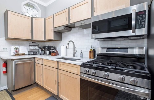 New Haven House | Welcome to the private luxurious cottage by Yale. Unique and the only one of it’s kind, gives you the best of both worlds…the charm of a cozy cottage, combined the luxury of a 5 Star hotel. The cottage is well located next to the Science Park,