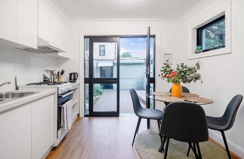Redfern House | Welcome to Waterloo A Well connected Parkside Stay