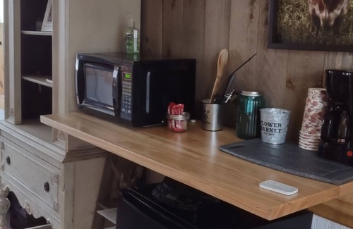 Roseburg Cabin | Welcoming cabin with AC in charming Glide