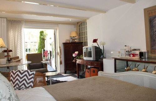 Municipality of Heiloo House | Welcoming Holiday Home in Heiloo with Sunlit Terrace