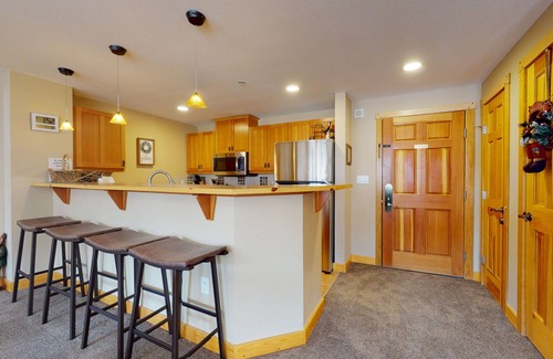 Copper Mountain Village Condo | Well-equipped condo near the slopes w/mtn views, shared hot tub & gym