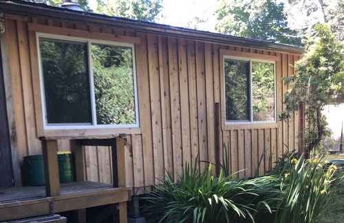 Hornby Island Cabin | Well-equipped Cedar Cabin close to beaches.