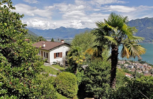 Brione sopra Minusio House | Well-kept Ticino detached house on a sunny slope above Locarno with panoramic views